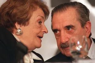 Graciela Fernández Meijide en diálogo con Raúl Alfonsín durante una presentación de la Alianza en el hotel Bauen, en agosto de 1998