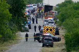 Docenas de personas fueron encontradas muertas en un trailer en Estados Unidos; la policía y las ambulancias están en el lugar