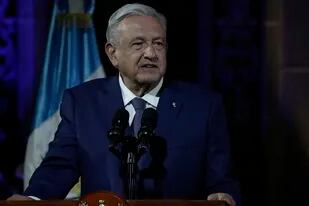 El presidente de México, Andrés Manuel López Obrador, interviene en una conferencia de prensa conjunta con su homólogo guatemalteco, Alejandro Giammattei, en el Palacio Nacional de la Ciudad de Guatemala, el 5 de mayo de 2022. (AP Foto/Moisés Castillo)
