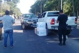Momentos después del accidente del ministro Cardozo, autoridades de la cartera sanitaria rescataron las vacunas para su traslado a la ciudad de Goya