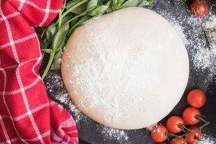 Una receta de masa básica para pizza que también sirve para hacer calzón o focaccia
