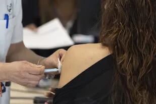 13-01-2022 Una mujer recibe la tercera dosis de la vacuna contra el Covid-19, en el Hospital Enfermera Isabel Zendal, a 13 de enero de 2022, en Madrid, (España). Los madrileños de edades entre los 40 y los 44 años pueden recibir desde hoy la tercera dosis de la vacuna contra el Covid-19 en hospitales públicos y centros habilitados para ello. La Comunidad de Madrid tiene previsto inocular a unas 713.000 personas. SALUD Eduardo Parra - Europa Press