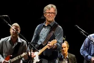 ARCHIVO - Eric Clapton toca en el Eric Clapton's Crossroads Guitar Festival 2013 en Nueva York, el 14 de abril de 2013. Clapton, un crítico de las vacunas contra el coronavirus y las restricciones de la pandemia, dio positivo por COVID-19 y canceló dos próximos conciertos en Europa. (Foto por Charles Sykes/Invision/AP, archivo)