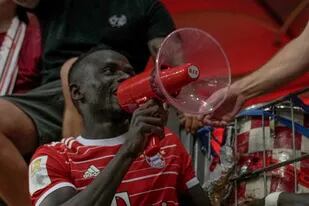 Sadio Mané, un personaje, en la goleada de Bayern sobre Eintracht Frankfurt: celebró con un megáfono