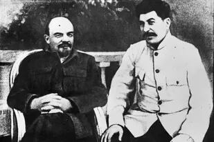 ARCHIVO - El fundador de la Unión Soviética, Vladimir Lenin, izquierda, y Josef Stalin, que posteriormente sería su presidente, disfrutan un parque en la residencia Gorki en 1922, en las afueras de Moscú, Rusia. (AP Foto, archivo)