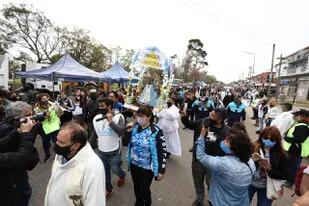 Miles de personas participaron de la tradicional peregrinación a Luján que entre otros puntos pasó por la plaza Bujan, en Moreno