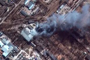 En esta imagen satelital, proporcionada por Maxar Technologies, se muestran incendios en una zona industrial y en campos próximos en Chernígov, en el sur de Ucrania, durante la invasión rusa del país, el 10 de marzo de 2022. (Imagen satelital ©2022 Maxar Technologies vía AP)