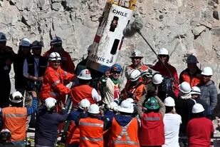 Carlos Barrios, uno de los mineros chilenos que estuvieron 70 días encerrados en la mina San José, es rescatado el 13 de octubre de 2010