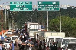 Los pasos habilitados de momento para acceder a Brasil son Iguazú-Foz do Iguazú y Bernardo de Irigoyen-Dionisio Cerqueira en Misiones, y Paso de los Libres-Uruguayana en Corrientes