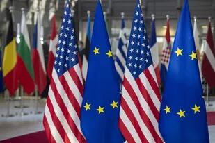 31-03-2022 Banderas de Estados Unidos y la UE POLITICA NICOLAS MAETERLINCK / BELGA PRESS / CONTACTOPHOTO