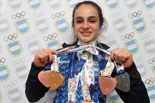 Martina Dominici, con las medallas obtenidas en la gimnasia artística en Cochabamba