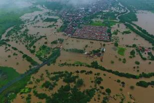 Imagen tomada con un dron de la inundación provocada por la fuerte lluvia, en Itapetinga, estado de Bahía, Brasil, el 25 de diciembre de 2021.