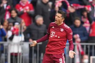 Robert Lewandowski, del Bayern, festeja su gol de pénalti en partido de la Bundesliga del Bayern Munich contra Augsburg en la Allianz Arena, Munich, Alemania, sábado 9 de abril de 2022. Bayern ganó 1-0. (AP Foto/Matthias Schrader)