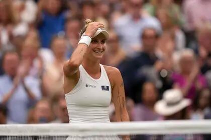 La checa Marketa Vondrousova venció en la final de Wimbledon a la tunecina Ons Jabeur y consiguió su primer trofeo en un Grand Slam
