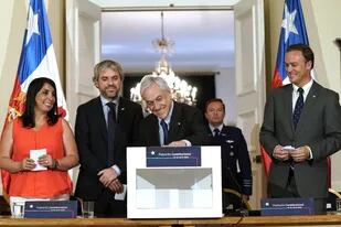 Piñera, ayer, tras la firma de la convocatoria al plebiscito