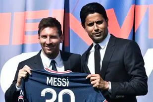 Nasser Al-Khelaïfi, presidente de PSG, con Lionel Messi en la presentación: su mayor logro en el club