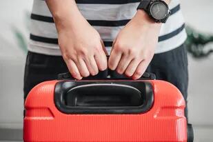 Un viajero recomendó usar su técnica para ahorrar espacio en las valijas; consideró que era la opción ideal porque era como tener una especie de guardarropa portátil
