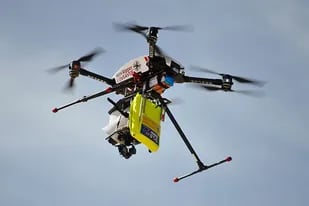 Uno de los modelos de drones que desarrolla la compañía Little Ripper Life Saver, equipados con un salvavidas que se arroja a distancia