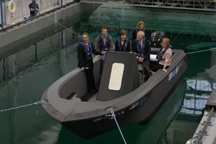 Las autoridades de la Universidad de Maine durante la prueba de la embarcación, que también se convirtió en el objeto más grande hecho con la tecnología de impresión 3D