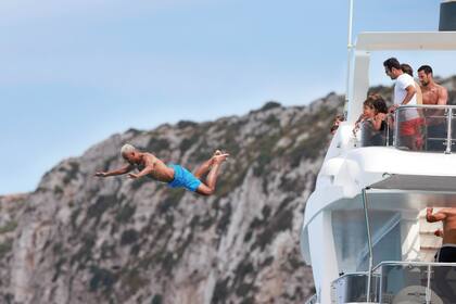 El arquero Keylor Navas se zambulle en el Mediterráneo.