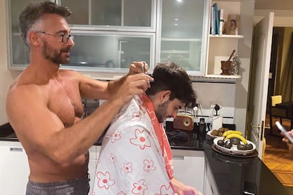 Osvaldo ensaya como peluquero principiante en la cabeza de su yerno.