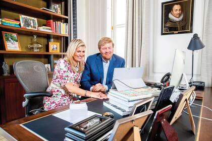 Máxima y Guillermo Alejandro se conectaron para recibir el saludo de la gente con motivo de los 53 años del Rey