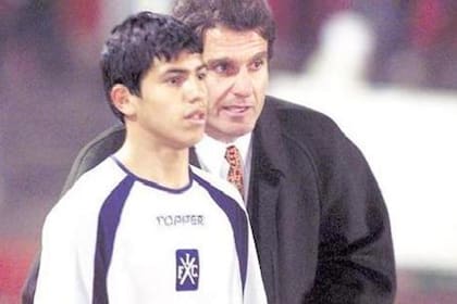 Oscar Ruggeri le da indicaciones a un adolescente Sergio Agüero antes de su debut, en un Independiente-San Lorenzo, el 5 de julio de 2003. Con 15 años, 1 mes y 3 días, Agüero se convirtió en el jugador más joven en debutar primera en Argentina, superando el récord de Diego Maradona, en 1976