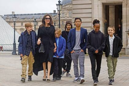 La actriz, que fue retratada junto a sus seis hijos por las calles de París, prescindió de los servicios de Laura Wasser, célebre abogada conocida por llevar los divorcios más mediáticos de Hollywood. El cambio de letrada coincidió con un nuevo viento en las negociaciones por la custodia y ahora no