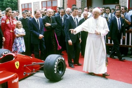 En junio 1988, Juan Pablo II fue a Maranello a visitar al Commendatore, a bendecir la fábrica y a celebrar una misa en el contiguo circuito de pruebas de Fiorano.
