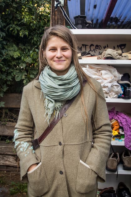 Ana María Berehet, una rumana que vive en Copenhague, en el freeshop de Christiania.