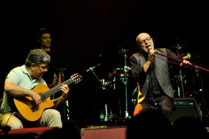 Juan Carlos Baglietto, otra de las voces que se sumó a la cruzada, cantó "La guitarra", el poema de Atahualpa Yupanqui al que Gieco le puso música.