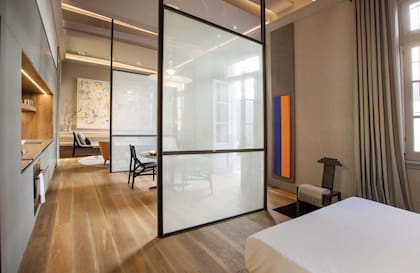 El arquitecto Martín Zanotti, que ganó el Premio de Oro de Arquitectura Casa FOA 2018, puso su impronta en "Vivienda para familia joven". El gran ambiente se organiza en tres sectores a través de bastidores metálicos con un cristal traslúcido.