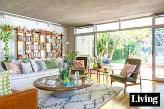 Una casa de líneas puras sumó calidez con colores vibrantes, objetos de diseño y conexión con el verde