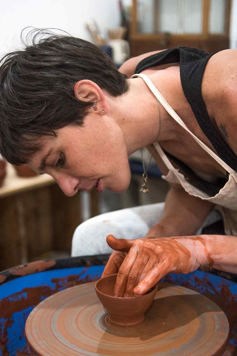 Paula Grunig, ceramista en plena creación.