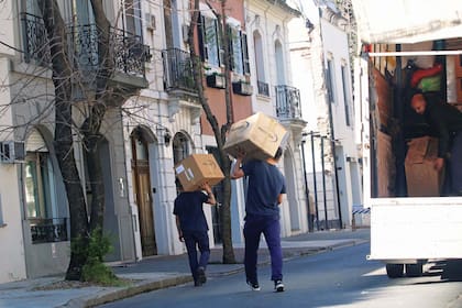 El jueves 16 el camión de mudanza trasladó desde Belgrano todos los muebles al nuevo hogar de Pampita. La casona, de 400 metros cuadrados, tiene cuatro dormitorios en suite y una mastersuite, cinco baños y un toilette, gimnasio y pileta climatizada, entre otras comodidades.