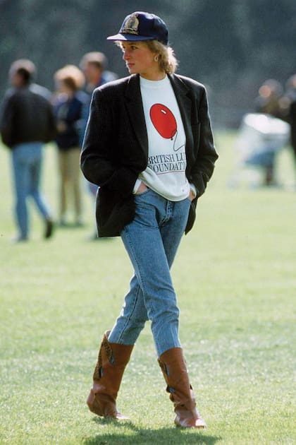 El look casual de Diana viendo un partido de polo en Guards, en 1988