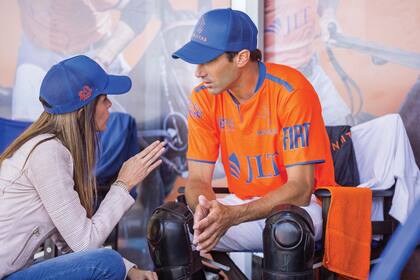 Florencia conversa con Hilario Ulloa, quien, como el capitán del equipo, Sapo Caset, tiene 10 goles de handicap.