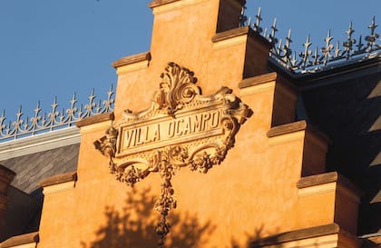 Detalle de la fachada principal de Villa Ocampo, en la que sobresale el nombre de la propiedad.