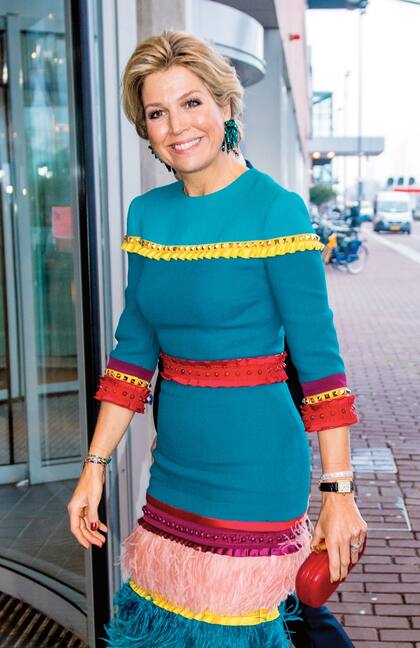En noviembre de 2018, durante un evento en Ámsterdam, hizo gala de una fashion attitude capaz de llevar con acierto tendencias arriesgadas para una royal. No sólo lo consiguió con su llamativo diseño de Alta Costura de Claes Iversen, sino también con su clutch