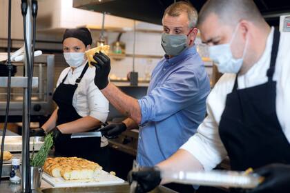 El chef y su equipo trabajan en una generosa iniciativa
