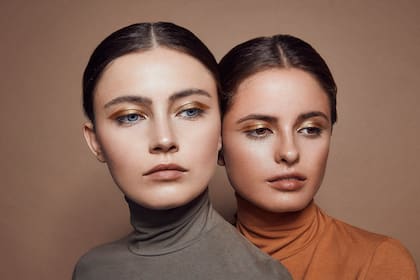 En labios, sombras y acabados reinan los metálicos. Maquilló Estefanía Novillo para Estudio Novillo con productos L’Oréal Paris Argentina.