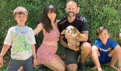 Junto a su pareja, el chef Tomás Kalika (se conocieron en 2018 en la Feria Masticar), los hijos de él, Joaquín (10) y Manuel (8) –fruto de una relación anterior– y su perro Pastron