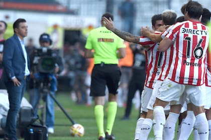 Gallardo se lamenta en el banco de River mientras Estudiantes festeja el gol de la Gata Fernández