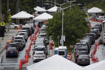 Las largas filas de espera para las pruebas de covid-19 son una constante en las últimas semanas en Miami.
