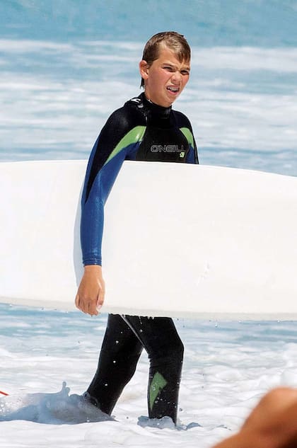 Su tercer hijo, Miguel de Todos los Santos Urdangarín y Borbón (16), aprovechó las vacaciones para practicar surf con sus primos.