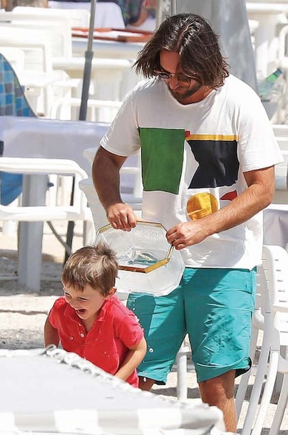 Dimitri es hijo de la diva del cine francés Carole Bouquet, que es íntima de toda la vida de Carolina de Mónaco. Por eso el productor cinematográfico fue muy bienvenido en la familia desde un primer momento. La complicidad que muestra con el hijo de su novia.