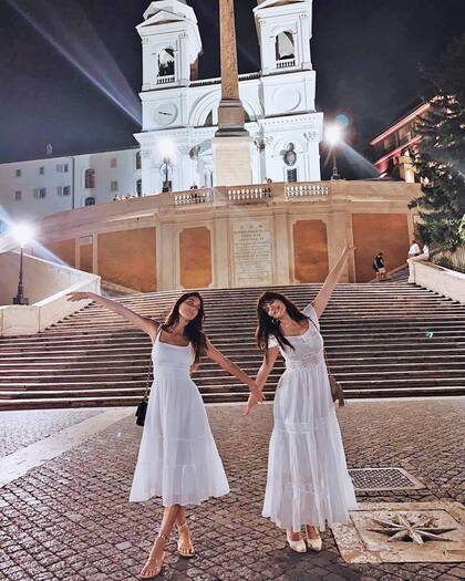 Con un look y una pose casi idénticos, Lucila Polak y su hija se sacaron fotos frente a la escalinata de la Piazza Spagna.