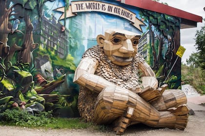 Uno de los gigantes hechos de pallets por el artista Thomas Dambo, en Christiania.