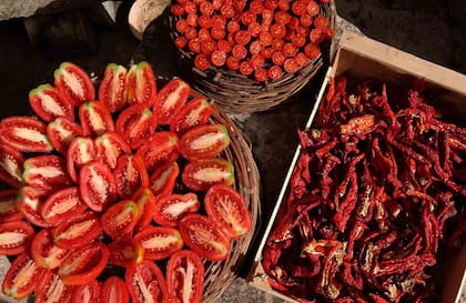 Tomates secándose al sol.