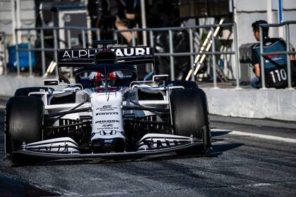 .El francés Pierre Gasly, de Alpha Tauri, quedó varado dos meses en Dubai y recurrió a los karts para entrenar en la pista
